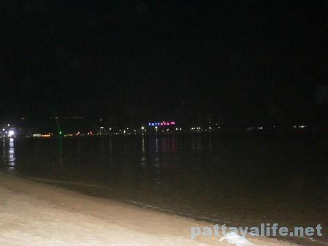 夜のパタヤビーチ (1)