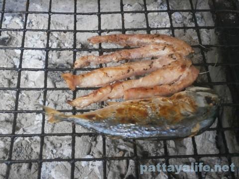 イサーン屋台ムーヤーンと焼き魚 (1)