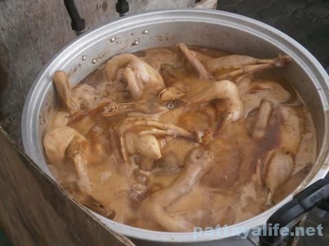 ブッカオ常設市場の鶏煮込み (2)