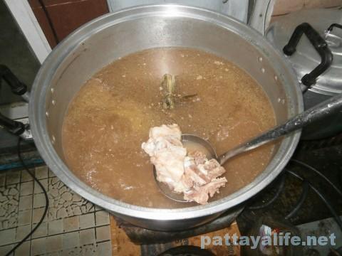 パタヤタイのクイジャップユアン屋の豚骨スープ