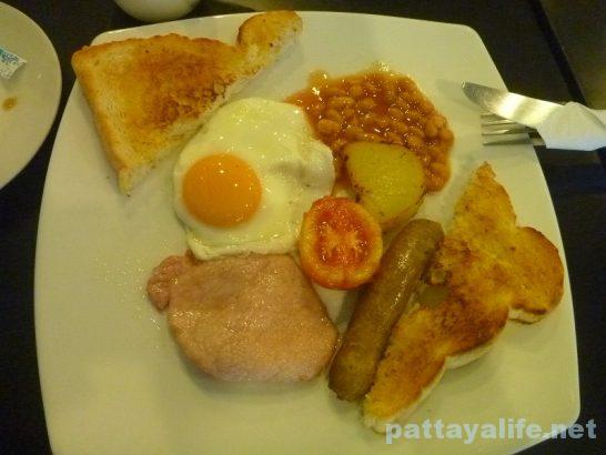 i-rovers-pattaya-breakfast-2