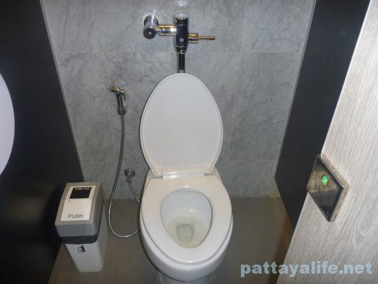 harbor-pattaya-toilet-5
