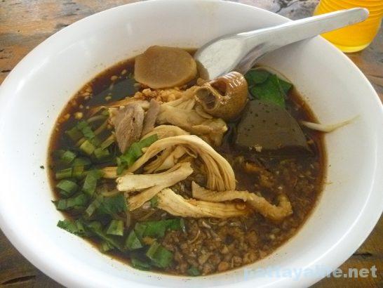 Soi Kophai Chicken noodle soup (6)
