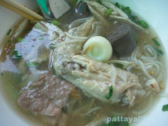 Vietnamese pork noodle soup (4)