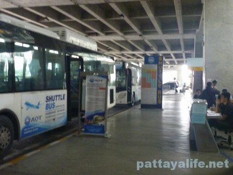 パタヤからスワンナプーム空港経由ドンムアン空港行きバス乗り継ぎ (10)