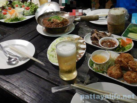 カオトムプラジャンバン料理テーブル