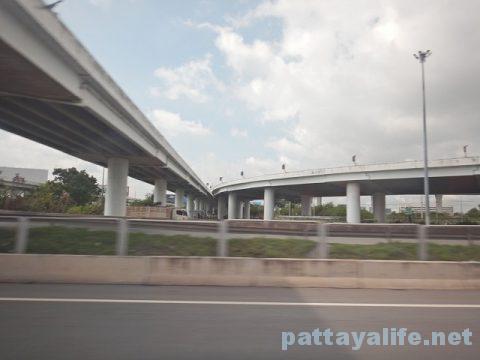 パタヤからドンムアン空港へのロットゥー (6)