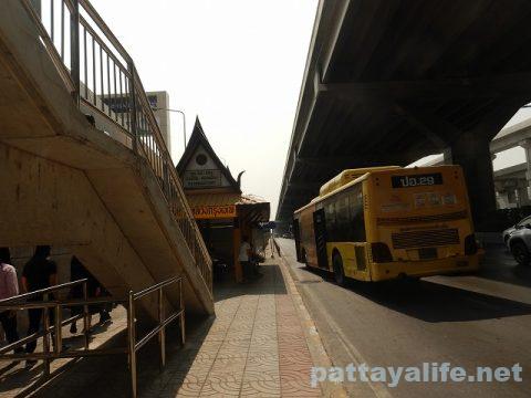 ドンムアン空港からスワンナプーム経由でパタヤへバス (2)