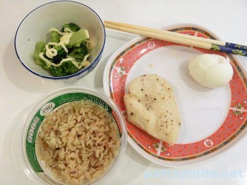 タイのコンビニ飯ライスベリーライスと玄米とサラダチキン (8)