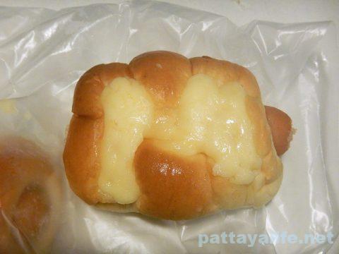 タイのヤマザキパンのソーセージロールパン