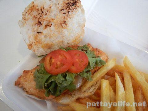 Nadia's Kitcheのperi peri chicken burger ペリペリソースチキンバーガー (2)
