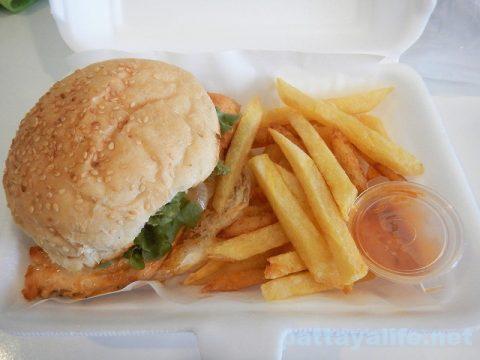 Nadia's Kitcheのperi peri chicken burger ペリペリソースチキンバーガー (1)