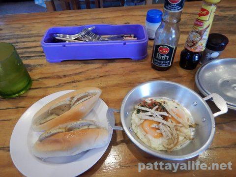 パタヤタイのベトナム料理レストランのカイガタとカノムパン