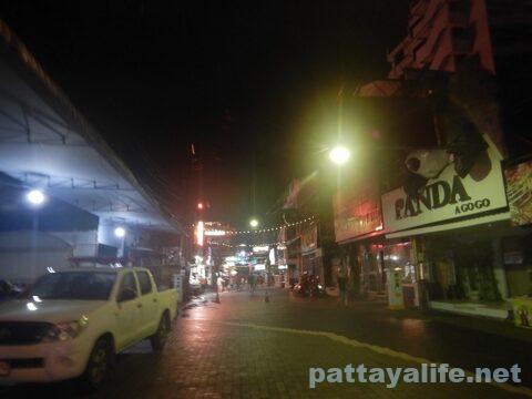 雨のウォーキングストリート パタヤ千夜一夜