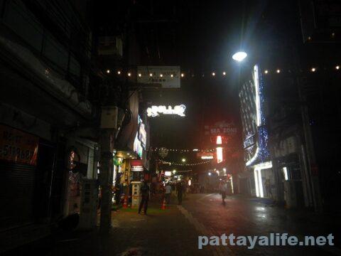 雨のウォーキングストリート パタヤ千夜一夜